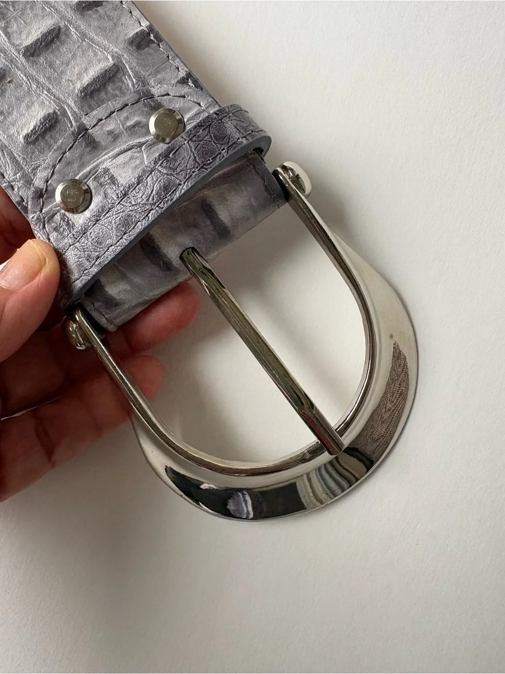 Women’s Gray Crocodile-Embossed Leather Belt Made in Italy silver buckle